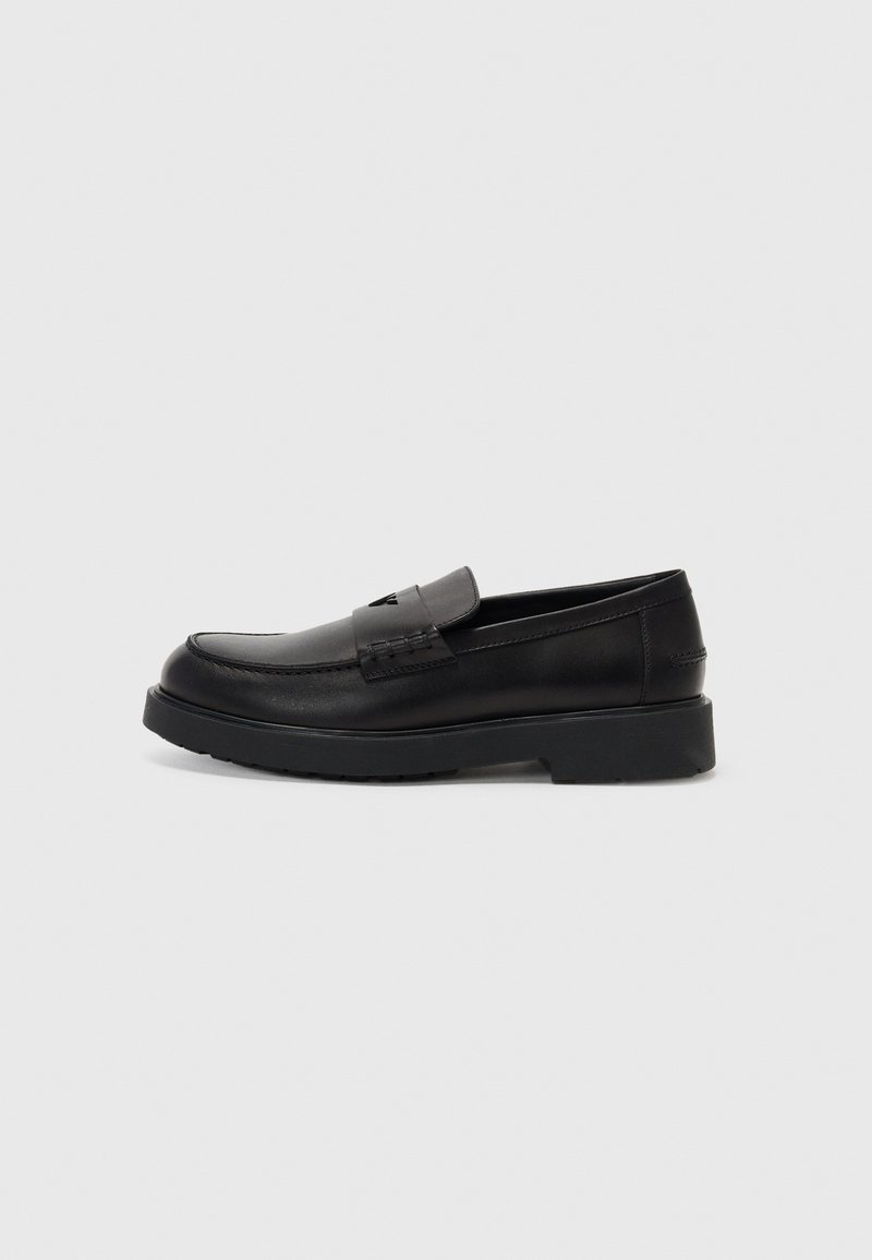 Schwarze Lederloafer mit runder Zehenform, flacher Sohle und dezenten Nähdetails. Glatte Textur mit klassischem Design.