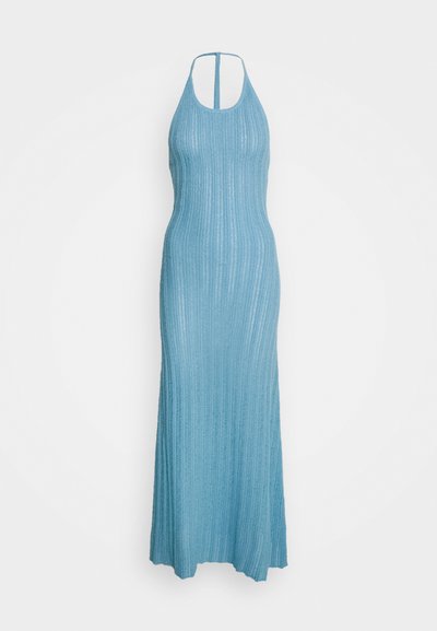 Robe tricotée côtelée bleu clair avec un décolleté halter et un dos nu. Le tissu présente un motif texturé et tombe jusqu'à un ourlet au sol.