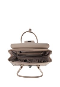 Borsa a mano in pelle beige con manici doppi, patta superiore e scomparti interni tra cui una tasca con zip. Esterno texturizzato, foderato in modo liscio.
