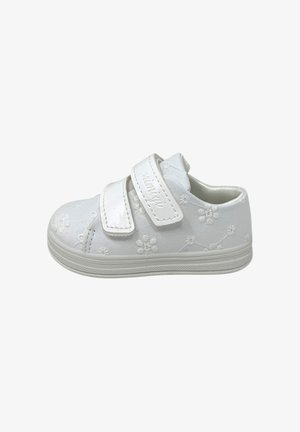 Scarpa bianca per bambino con ricamo floreale, due cinturini in velcro e suola in gomma testurizzata, mostrata su sfondo bianco.
