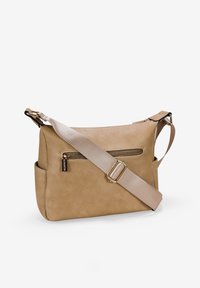 Bolso cruzado de imitación de piel beige con una textura suave, bolsillo frontal con cremallera y correa de tela ajustable en un tono beige más claro.