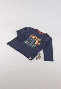 Marineblaues Langarmshirt mit dem Text "Into the Wild" in Orange und Grün, einem Fuchs-Graphic und einem naturinspirierten Etikett.