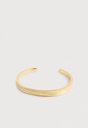 Brățară din aur neted, polisată, cu un design ușor răsucit, cu capete deschise pentru o ajustare comodă, pe un fundal simplu, clar.