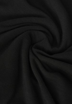 Schwarzer Strickstoff, zu einem Wirbelmuster gefaltet, der die Textur und die weiche, glatte Materialqualität zeigt.