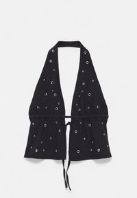 Crop top noir à col halter, œillets argentés dispersés et fermeture à nouer à la taille, présenté à plat sur fond blanc.