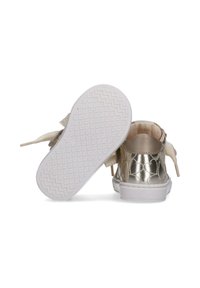 Sneaker metallici dorati con una finitura testurizzata, lacci in tessuto beige e una suola in gomma bianca con un battistrada decorato.