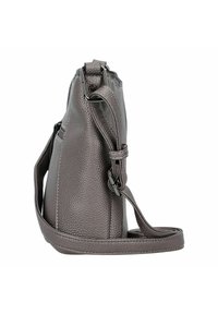 Bolso cruzado de cuero texturizado gris con una correa larga ajustable, que presenta un diseño elegante y acentos de hardware metálico.