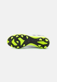 Suela de tacón de Adidas con diseño en negro y verde neón, con una superficie texturizada y un patrón de tracción único para ofrecer agarre.
