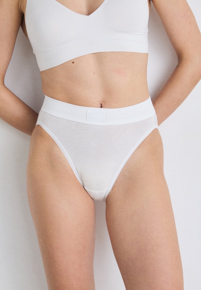 Witte katoenmix hoge taille slip met een zachte tailleband, voorzien van een minimalistisch ontwerp en subtiele transparante details aan de zijkanten.