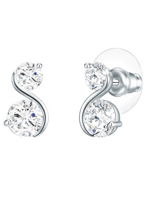 Pendientes de plata con un diseño entrelazado que presenta dos piedras preciosas redondas y transparentes sobre un fondo transparente.
