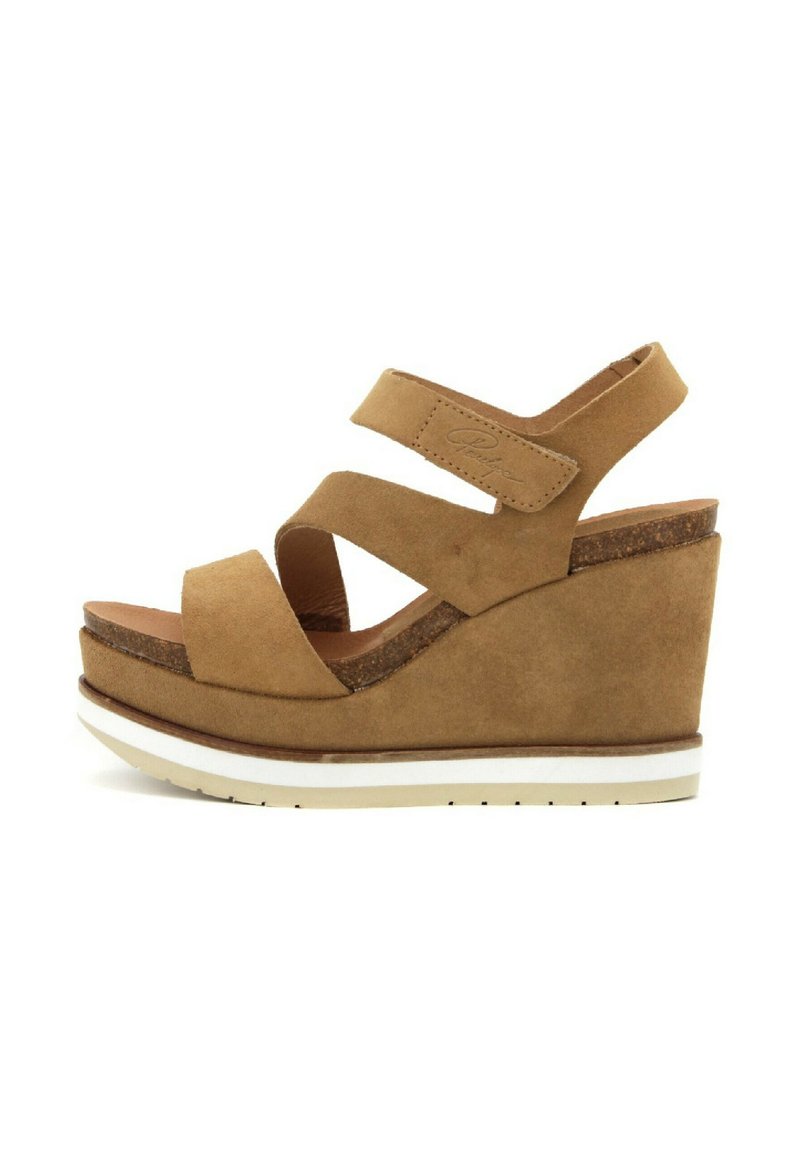 Sandali wedge in suede marrone con due cinturini sovrapposti e una piattaforma in sughero. Presentano una suola in gomma bianca e una soletta imbottita per il comfort.