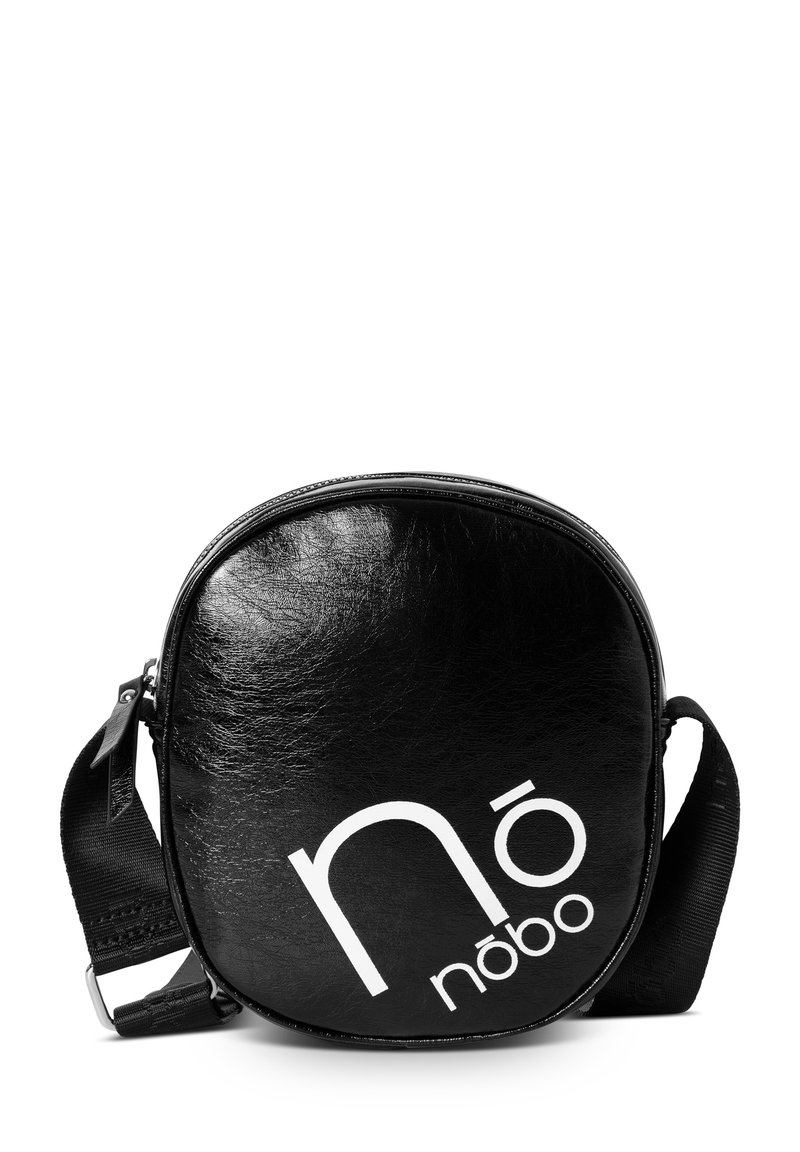 Schwarze Kunstleder-Crossbody-Tasche mit runder Form, die ein auffälliges weißes Logo auf der Vorderseite und einen verstellbaren Trageriemen aufweist.