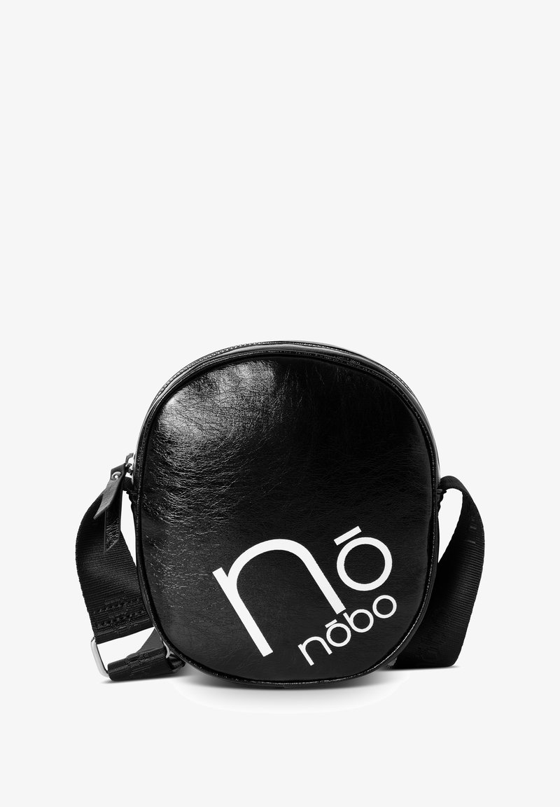 Borsa a tracolla in ecopelle nera con forma arrotondata, caratterizzata da un logo bianco prominente sul fronte e una tracolla regolabile.