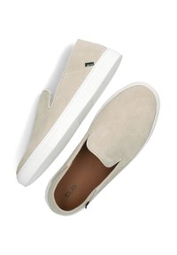 Beige Wildlederschlüpfschuh mit elastischen seitlichen Akzenten und einer weißen Gummisohle, mit einem braunen Innenfutter und dem Markennamen "CLAY" innen aufgedruckt.