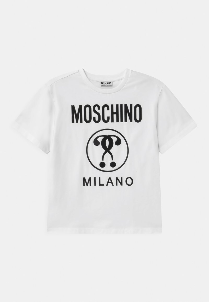 Biała bawełniana koszulka z okrągłym dekoltem, krótkimi rękawami oraz czarnym nadrukiem z tekstem i logo "MOSCHINO" i "MILANO".