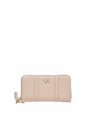 Hellrosa Leder-Geldbörse mit Reißverschluss rundum, goldenem Logo und zwei vertikal abgesteppten Bändern auf der Vorderseite.