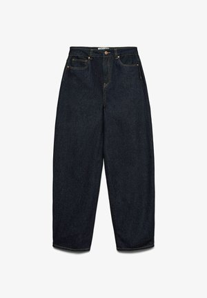 Temno-modri široki kavbojki z visokim pasom, vidnim šivom, žepi spredaj in zadaj ter s podrobnostjo zadrge na sprednji strani.