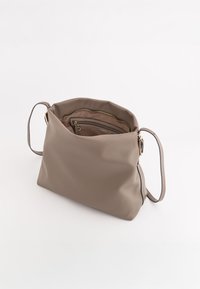 Leder-Schultertasche in hellem Taupe mit strukturierter Oberfläche, ausgestattet mit einem Reißverschlussfach innen und einem einzelnen verstellbaren Tragegurt.