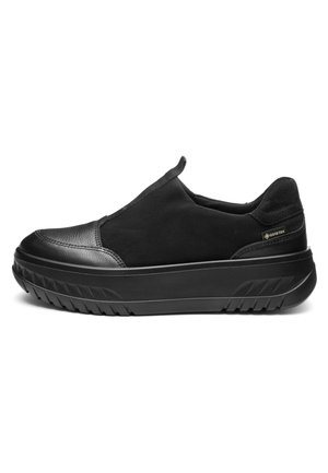 Zapatilla negra tipo slip-on con suela gruesa estriada, puntera de cuero, talón de ante y etiqueta Gore-Tex en el panel lateral para impermeabilización.