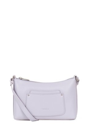 Sac bandoulière en cuir violet clair avec poche avant, fermeture éclair et sangle réglable. Nom de la marque embossé sur la poche.