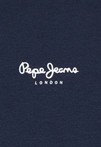 Mørkeblå stof med hvidt "Pepe Jeans London"-logo trykt i afslappet skrifttype centreret på materialet.