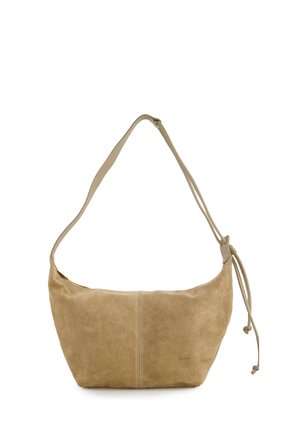 Sac à bandoulière en daim beige avec une large sangle réglable et un détail de cordon latéral, design souple structuré et couture discrète au centre.