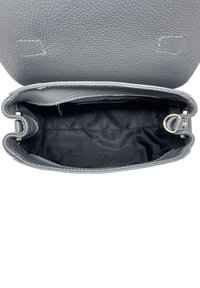 Szara skórzana torba o fakturze przypominającej kamyki, otwarta, ukazująca czarne materiałowe wnętrze, z zamkiem błyskawicznym i złotymi akcentami.