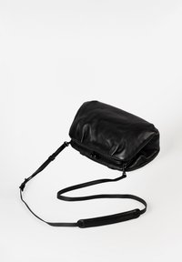 Borsa a tracolla nera in pelle con un design morbido e arricciato, tracolla regolabile e chiusura a zip. Texture liscia con accenti hardware minimi.