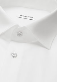 Camicia bianca con colletto aperto e due bottoni bianchi visibili, con un'etichetta del marchio "seidensticker" all'interno del collo.