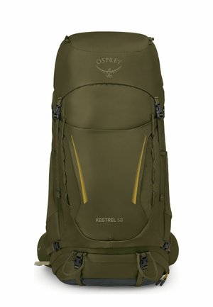 Sac à dos de randonnée Osprey Kestrel 58 vert olive avec plusieurs sangles, poches avant et lignes d'accent jaunes.