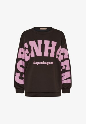 Sort sweatshirt med stor pink "Copenhagen" tekst, der buer hen over fronten og ærmerne i fede bogstaver.