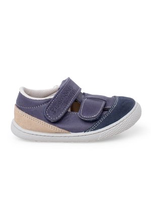 Kindersneaker in marineblauw en beige met klittenbandsluitingen en witte rubberen zool, zijaanzicht op witte achtergrond.