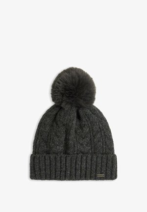 Donkergrijze gebreide wintermuts met omgeslagen rand en grote pluizige pompon bovenop, effen achtergrond.