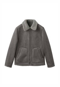 Grijze jas van imitatie-suède met een zachte grijze kraag, twee voorzakken en een ritssluiting. Gladde textuur en een ontspannen silhouet.