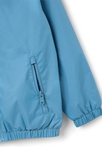 Leichte blaue Jacke mit einem Reißverschlussfach, elastischen Bündchen und einem gerafften Saum, aus einem glatten, wasserabweisenden Stoff.