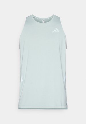 Világoszöld ujjatlan sportos trikó kerek nyakkivágással, oldalsó hasítékokkal és fehér logó részletekkel az elején. Simább anyag.