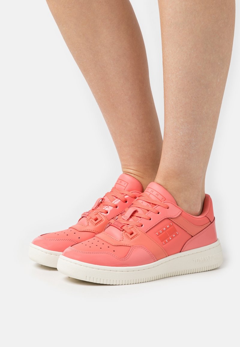Rosa lädersneakers med vita gummisulor, perforerat tårområde och märkesdetaljer på sidorna. Snörningsdesign med vadderade kragar.