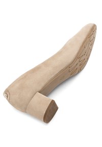 Beżowe zamszowe czółenka z zaokrąglonym noskiem i blokowym obcasem; posiadają teksturowaną gumową podeszwę z kwiatowym wzorem; gładkie wykończenie.