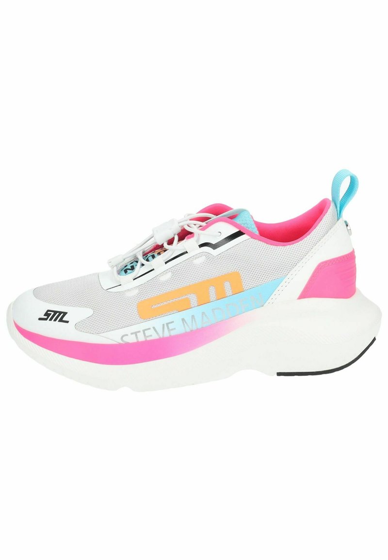 Sneaker in rete bianco con accenti rosa, blu e arancione, suola bianca chunky e audace branding "STEVE MADDEN" sul lato.