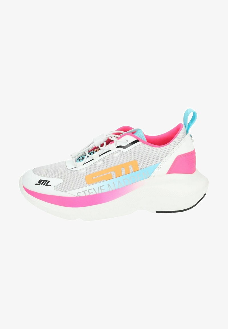 Sneaker in rete bianco con accenti rosa, blu e arancione, suola bianca chunky e audace branding "STEVE MADDEN" sul lato.