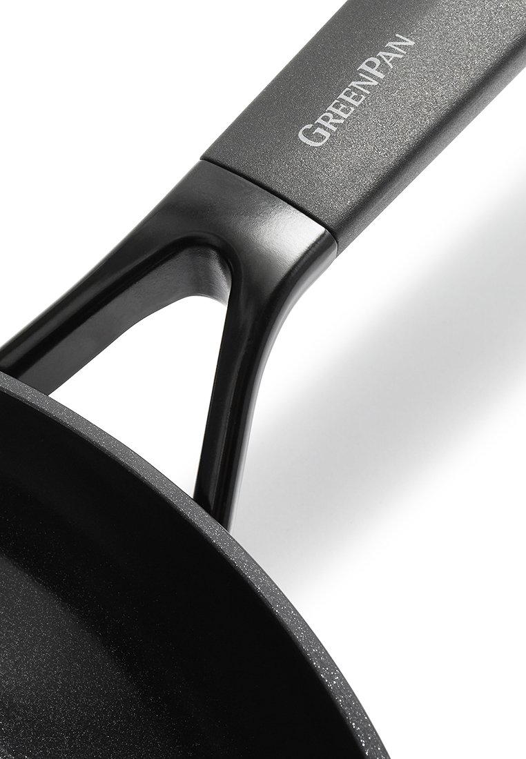 Sartén negra con interior antiadherente, forma amplia y redondeada, y mango ergonómico con un diseño en dos tonos. Nombre de la marca "GreenPan" grabado.