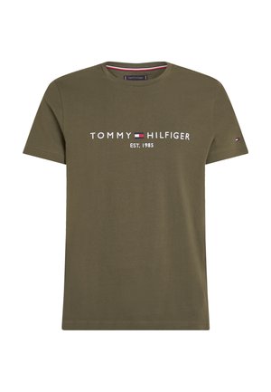Maslinasto zelena pamučna majica s okruglim izrezom, kratkim rukavima i bijelim logotipom "TOMMY HILFIGER EST. 1985" na prednjoj strani.