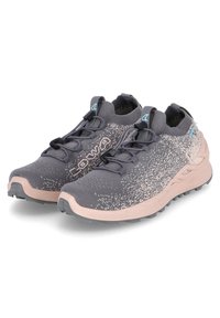 Scarpe outdoor grigie in maglia con suola in gomma rosa, caratterizzate da una texture a macchie, lacci elastici e accenti blu sulla linguetta e sui lati.
