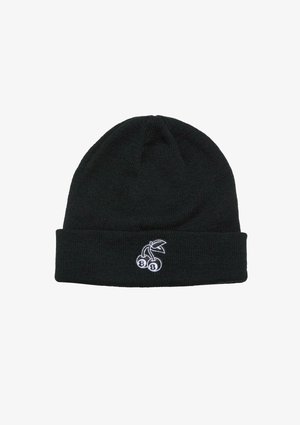 Sort strikhue med en foldet kant, der har en hvid broderet kirsebærgrafik og tallet "38" under kirsebærrene.