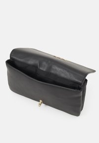 Schwarze Leder-Clutch mit glatter Textur und einem goldfarbenen Verschluss. Sie hat eine strukturierte rechteckige Form und ein offenes Innenfach.