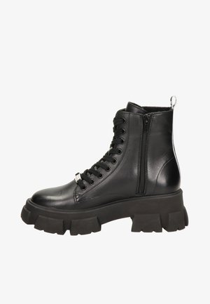 Botte de combat en cuir noir avec semelle épaisse à rainures, fermeture éclair latérale, laçage à l'avant et languette à l'arrière.