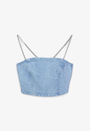 Top corto in denim blu chiaro con un design strutturato, dotato di sottili spalline in catena argentata e cuciture visibili lungo i bordi.