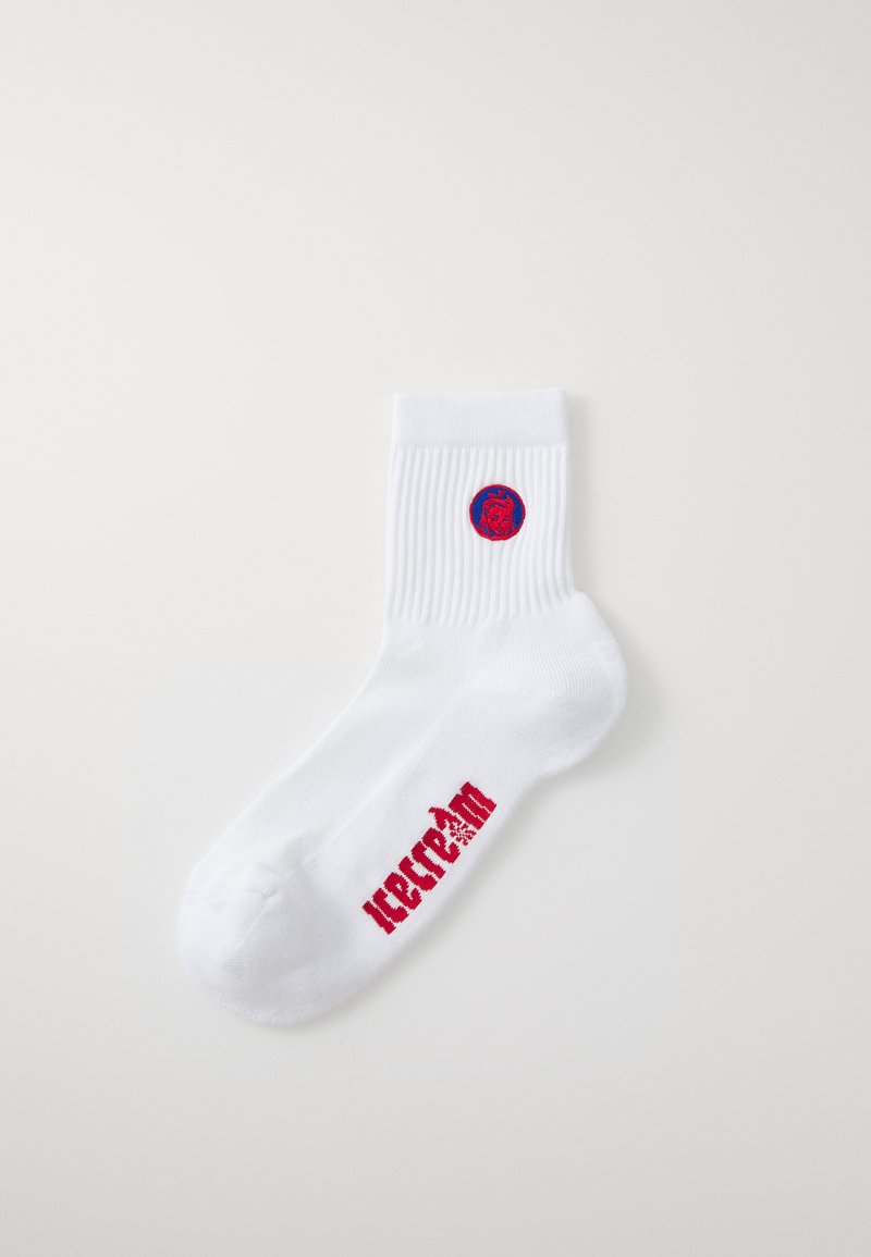 Hvid ankelstrømpe med ribbet design, prydet med et blåt cirkulært logo og rød tekst "ice cream" på siden. Blød stofstruktur.