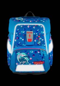 Blauer Rucksack mit kreisförmigen Mustern, reflektierenden Akzenten, Delfingrafik, rotem „Step by Step“-Etikett, Tragegriff oben und Reißverschlussfächern.