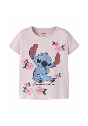 Lichtroze T-shirt met korte mouwen met blauw cartoonfiguurtje Stitch omgeven door roze bloemen en tekst "Summer mood" op de voorkant.
